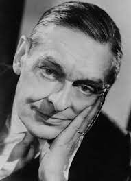 Immagine in bianconero in primo piano di Thomas Stearns Eliot, noto come T. S. Eliot, poeta, saggista, critico letterario e drammaturgo statunitense naturalizzato britannico. Qui alcuni versi da "The Hollow Men".