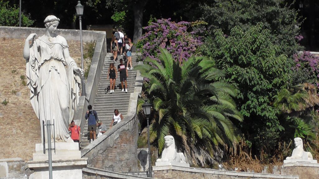 Scorcio di Piazza del Popolo a Roma con due statue di sfinge. Eupathos è una passione "dolce", un affetto "ordinato", un sentimento "armonioso", mai scomposto. Le parole della filosofia rock stoica sono strumenti del lavoro per la cura di sé.
