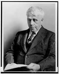 Immagine in bianconero di Robert Lee Frost, poeta statunitense, uno dei più noti e importanti del panorama americano, il quale fu anche traduttore e drammaturgo. Qui un passaggio da "The Road Not Taken".