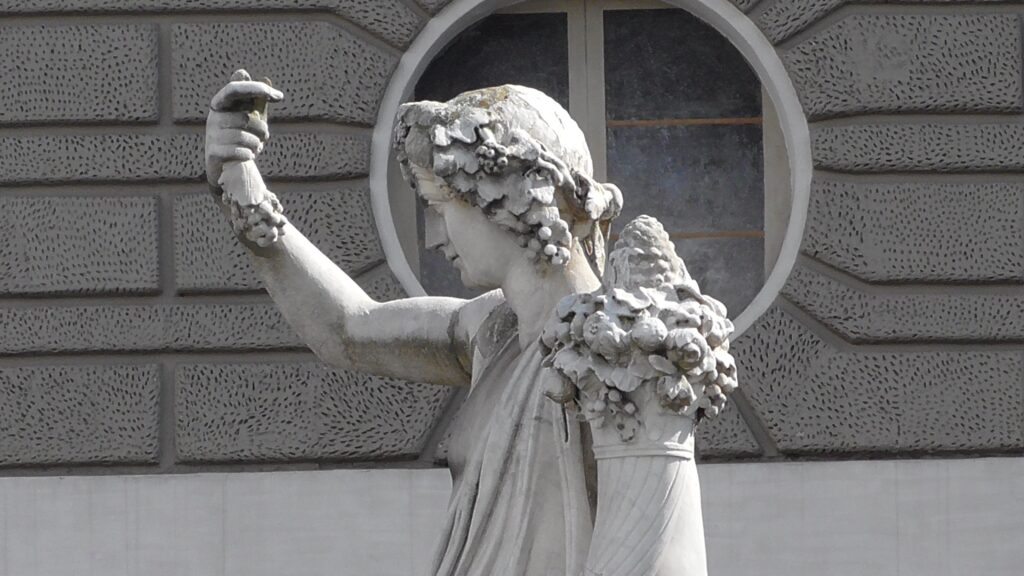 Immagine di una delle statue in Piazza del Popolo a Roma. Horme è l'impulso da cui consegue un'azione, la prima fase della sequenza verso un movimento effettivo. Le parole della filosofia rock stoica sono strumenti del lavoro per la cura di sé.