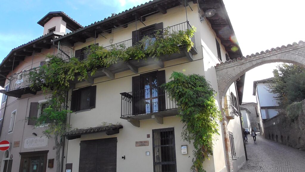 Immagine di un edificio a due piani con molta vegetazione sui balconi. Quando qualcosa ci affascina stiamo esercitando un giudizio di valore del tipo 'questa cosa è affascinante'. Hypolepsis significa giudizio. Le parole della filosofia rock stoica sono strumenti del lavoro per la cura di sé.