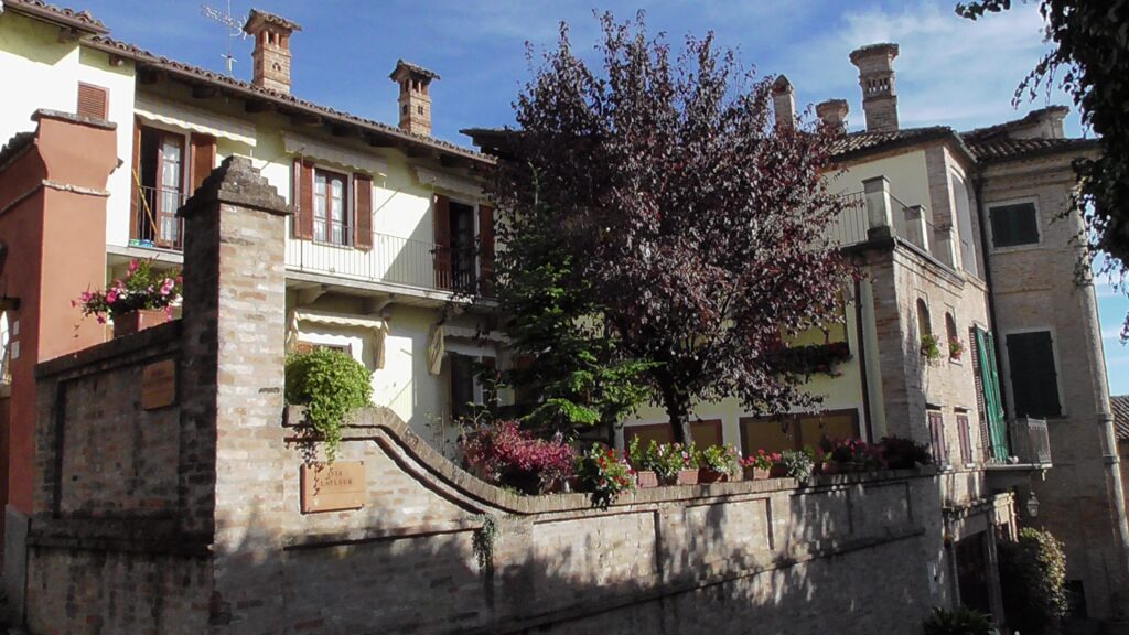 Immagine di un piccolo complesso abitato all'interno di cui si vede un piccolo giardino. Il bello (kalon) non si può mai ridurre alla sola piacevolezza estetica, ma porta sempre con sé un aspetto "morale".