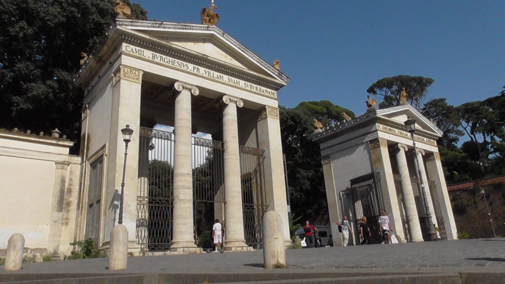 Immagine della porta d'ingresso monumentale di Villa Borghese a Roma vista da Piazzale Flaminio. Ritenere doppia una cosa può essere frutto di sdoppiamento della vista oppure di comprensione vera. Katalepsis significa apprendimento, comprensione.