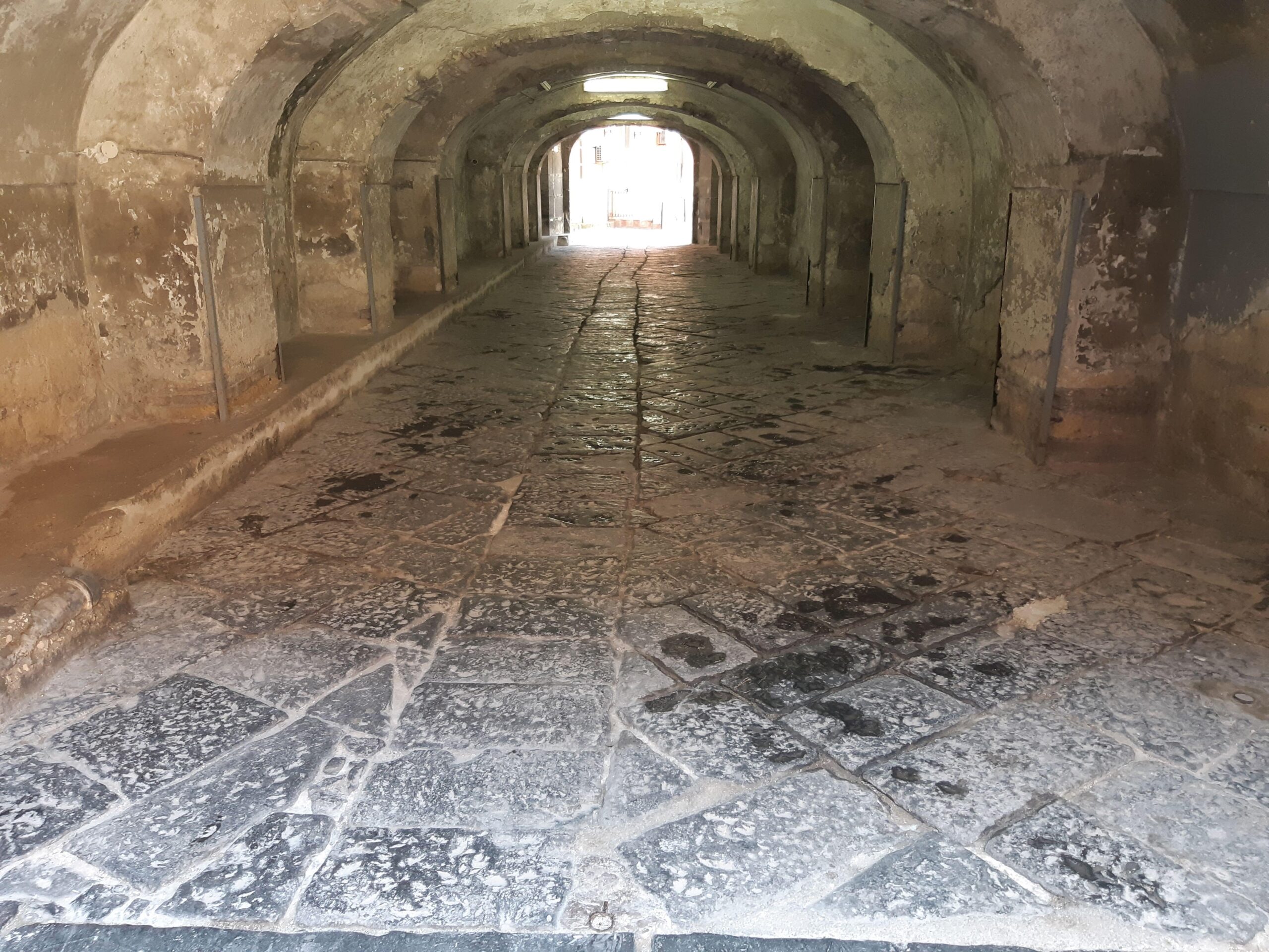 Immagine di un cunicolo nel complesso monumentale dell'Annunziata nel quartiere Forcella a Napoli. Il termine mania non definisce il tunnel della follia umana, ma una forma "spirituale" di pazzia ispirata.