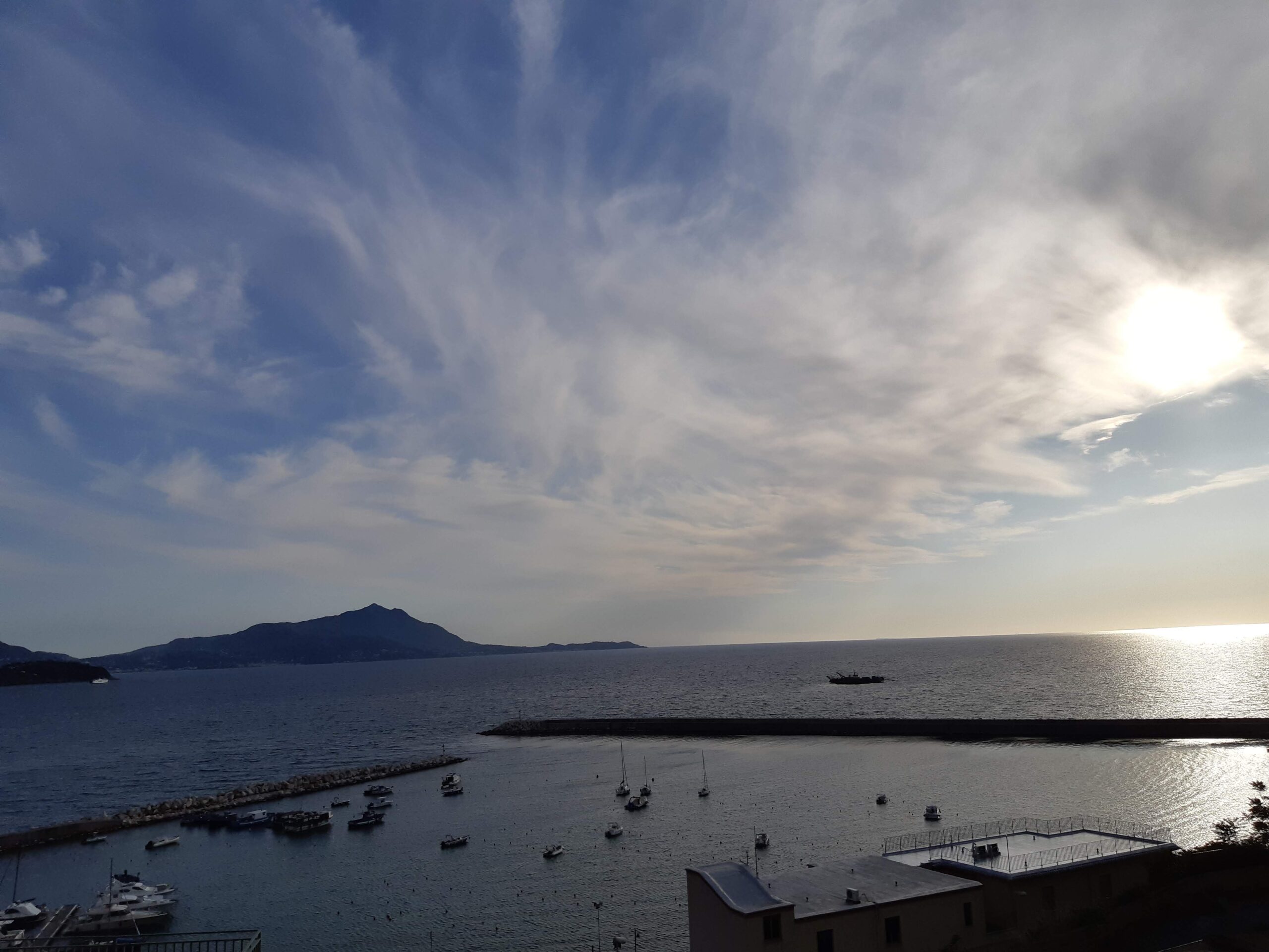 Immagine di una baia italiana. Le cose naturalmente desiderabili (proegmena) sono in generale belle, attraenti e piacevoli, come la scena nella foto.