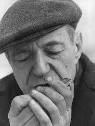 Immagine in bianconero in primo piano di Umberto Saba, pseudonimo di Umberto Poli, poeta, scrittore e aforista italiano. Qui alcuni versi da "L'Autunno".