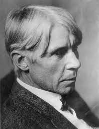 Immagine in bianconero in primo piano di Carl Sandburg, poeta statunitense insignito di due Premi Pulitzer: uno per la poesia nel 1951 ed uno per la storia nel 1959. Qui un passaggio da "At A Window".