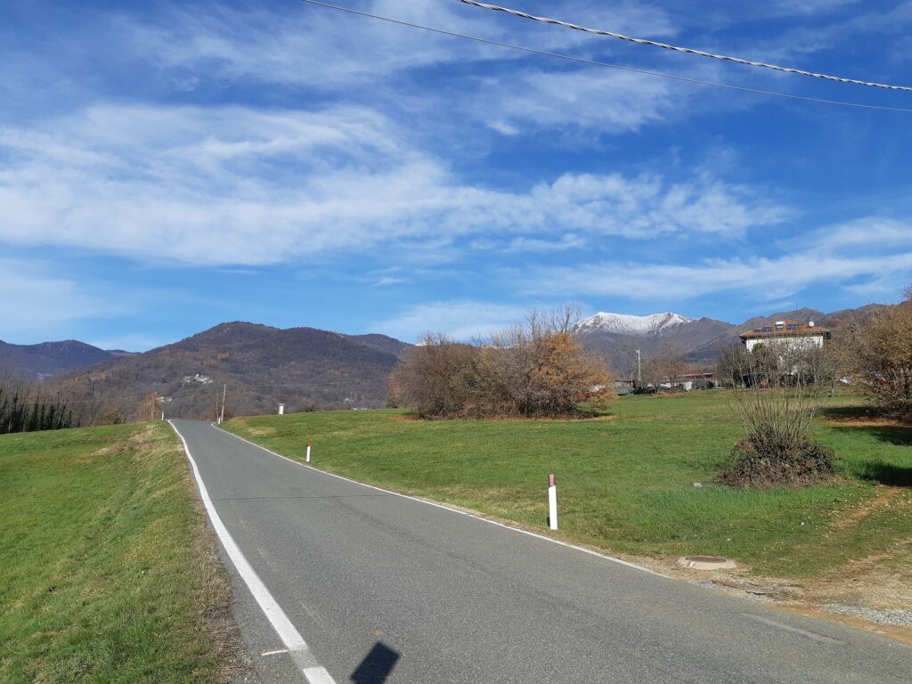 Immagine di una strada asfaltata (priva di traffico) su un percorso di campagna. La strada, il percorso, l'orizzonte, il tragitto, la visuale: ogni traiettoria necessita delle Istruzioni di servizio. Foto di Carlo de Blasio.  La nostra è una filosofia di vita rock stoica per la cura di sé.