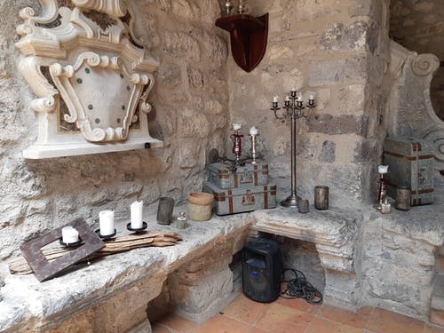 Immagine di un angolo del Castello di Limatola in provincia di Benevento. Lo Stoicismo ha avuto lunga evoluzione, dalla Grecia Antica alla Roma Imperiale, comunque restando sempre un orientamento alla vita pratica basato su sobrietà, frugalità e fortezza d'animo. Foto di Carlo de Blasio. Nostri riferimenti sono cose, persone e situazioni in linea con la filosofia di vita rock stoica per la cura di sé.