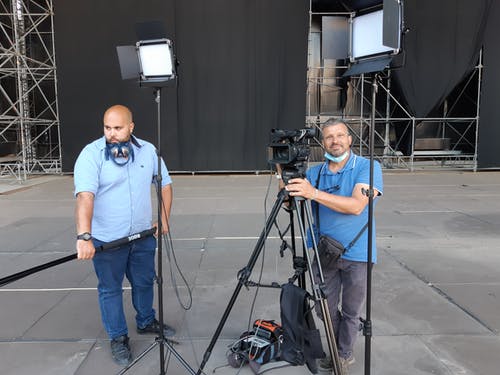 Immagine di Lucio Lucianelli e Teresio Costa (al lavoro per un affermato service video) ripresi sul palco dell'Arena Flegrea nel complesso della Mostra d'Oltremare a Napoli, durante una sessione in diretta per la Rai. Apparire non è essere. Foto di Carlo de Blasio. Cosa pensiamo (della società dell'immagine) rientra nel quadro della filosofia di vita rock stoica per la cura di sé.