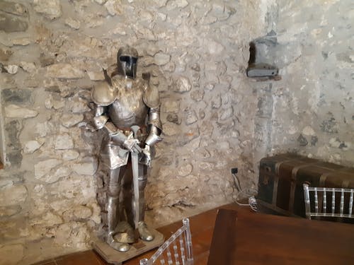 Immagine di una armatura antica all'interno del Castello di Limatola in provincia di Benevento. Per conoscersi e prendersi cura di sé occorre innanzi tutto uscire dalla propria armatura e mettersi in gioco. Foto di Carlo de Blasio. Ispezionare l'interno della propria armatura è un dettame della filosofia di vita rock stoica per la cura di sé.