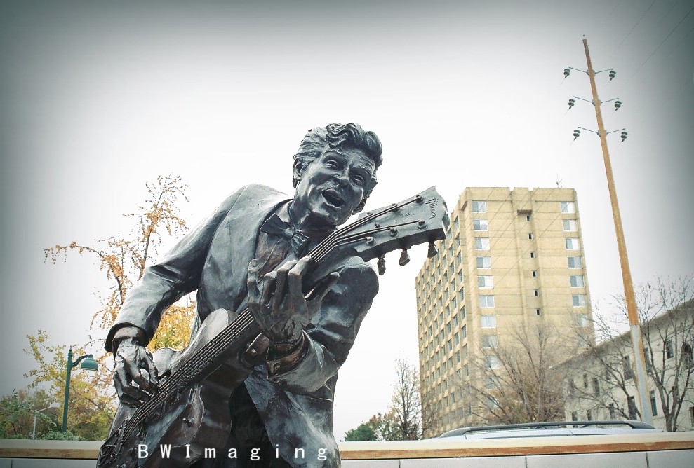 Immagine di una statua di Chuck Berry immortalato mentre suona la chitarra e si protende in avanti (“Chuck Berry Statue, Delmar Loop” by Brian Weiterman is licensed under CC BY-NC-ND 2.0).