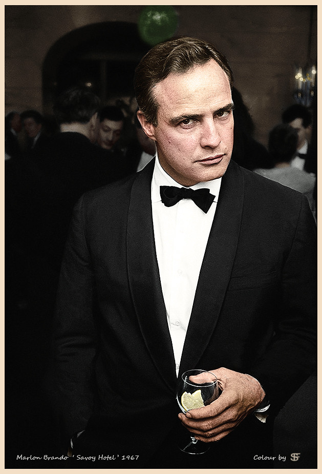 Immagine di Marlon Brando in abito da sera con un bicchiere a calice nella mano sinistra (“Marlon Brando 1924 – 2004” by oneredsf1 is marked with CC BY-NC-SA 2.0). Qui si parla di "Ultimo Tango A Parigi".