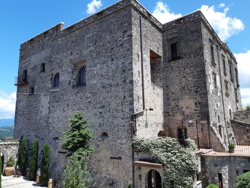 Immagine del complesso principale del Castello di Limatola in provincia di Benevento. Un castello come rappresentazione di sé stessi: a una facciata importante deve corrispondere un contenuto di valore. Foto di Carlo de Blasio. Chi siamo lo dice l'importanza da noi attribuita al contenuto e non solo al contenitore, in adesione alla filosofia di vita rock stoica per la cura di sé.