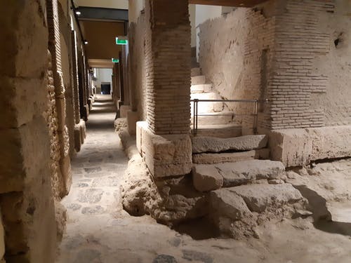 Immagine di un dettaglio del percorso archeologico sotterraneo del Rione Terra a Pozzuoli (Napoli). Chi decide di andare controcorrente deve essere anche disposto a vivere nascosto,, sotto traccia, sotto terra. Foto di Carlo de Blasio. Chi siamo lo dice la nostra disponibilità a restare in disparte, a non dare nell'occhio, a non ostentare, coerentemente con la filosofia di vita rock stoica per la cura di sé.
