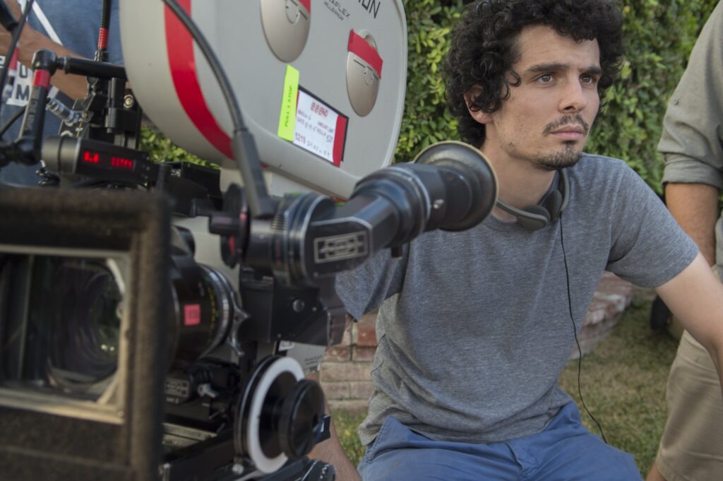 Immagine di Damien Chazelle al lavoro vicino a una cinepresa (“File:Damien Chazelle directing La La Land.jpg” by Lionsgate Entertainment is marked with CC BY-SA 4.0). Il film è "Whiplash".