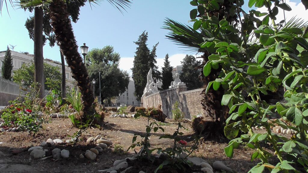 Immagine di uno scorcio di giardino urbano.