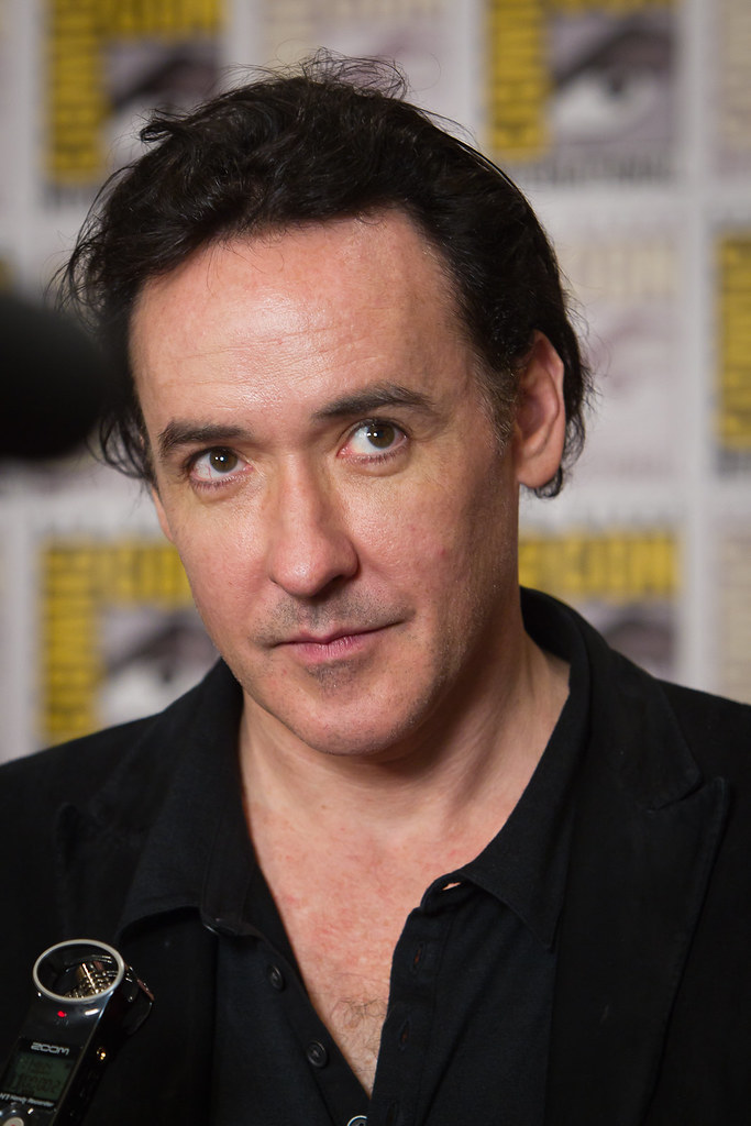 Immagine in primo piano di John Cusack (“John Cusack” by G155 is marked with CC BY-SA 2.0). Il film è "Identity".