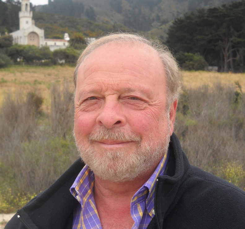 Immagine di Nelson DeMille (“File:Nelson DeMille Headshot.jpg” by Sandy DeMille (spouse) is licensed under CC BY-SA 4.0). Fra i suoi libri qui si cita "The General's Daughter".