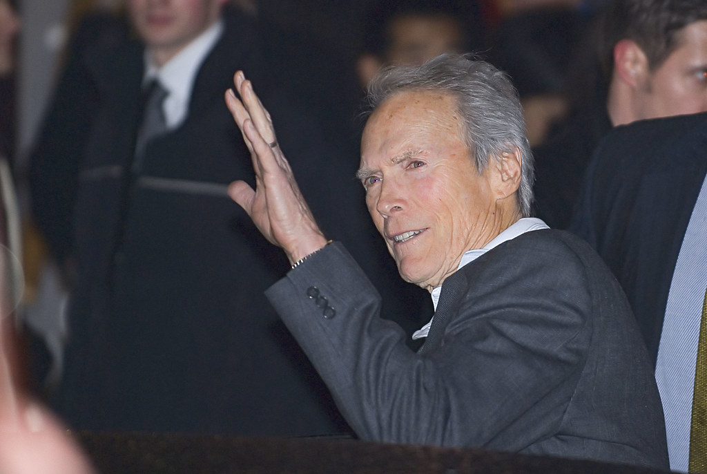 Immagine di Clint Eastwood sorridente che saluta la folla (“Clint Eastwood” by Siebbi is marked with CC BY 2.0). Qui si parla di "Hereafter".