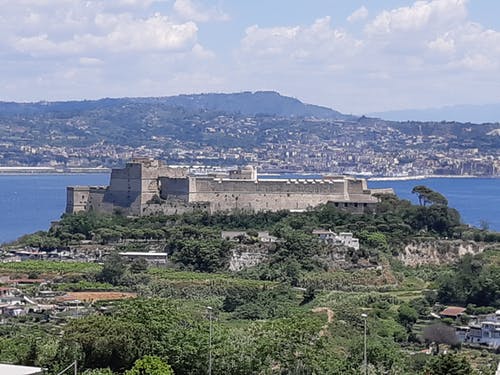 Immagine panoramica del Castello Aragonese di Baia a Bacoli (Napoli). Le ambizioni di potere hanno rovinato gli esseri umani per millenni e continuano a farlo ancora ovunque. Foto di Carlo de Blasio. Cosa pensiamo (del potere) rientra nella dimensione della filosofia di vita rock stoica per la cura di sé.