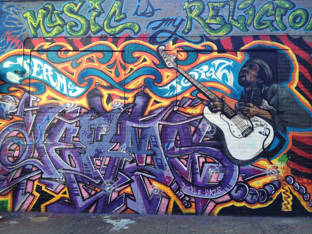 Immagine di un murale dedicato a Jimi Hendrix ( “5 Pointz Graffiti, Jimi Hendrix” by Bryan Pocius is licensed under CC BY 2.0). La musica rock è una filosofia di vita.