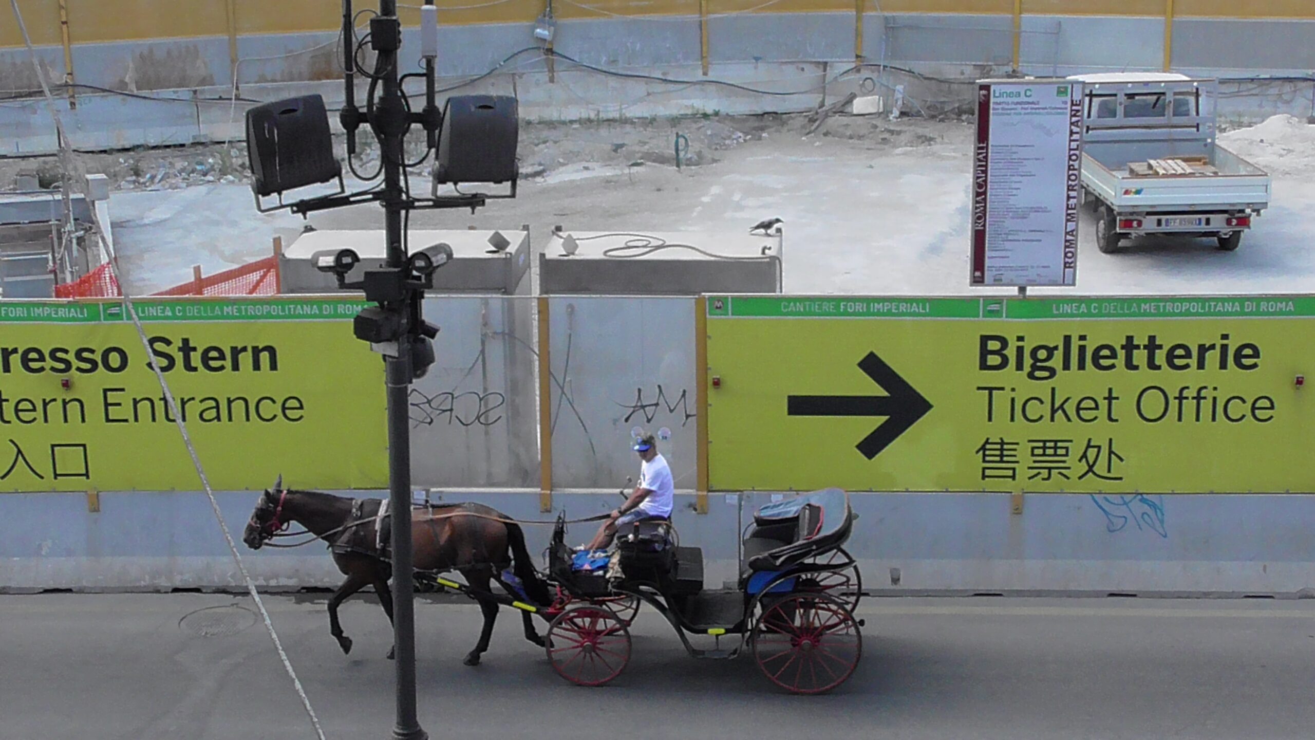 Immagine di un cantiere davanti al Colosseo di Roma mentre transita una carrozza trainata da un cavallo. Sono visibili diverse Istruzioni di servizio. Foto di Carlo de Blasio. La nostra è una filosofia di vita rock stoica per la cura di sé.