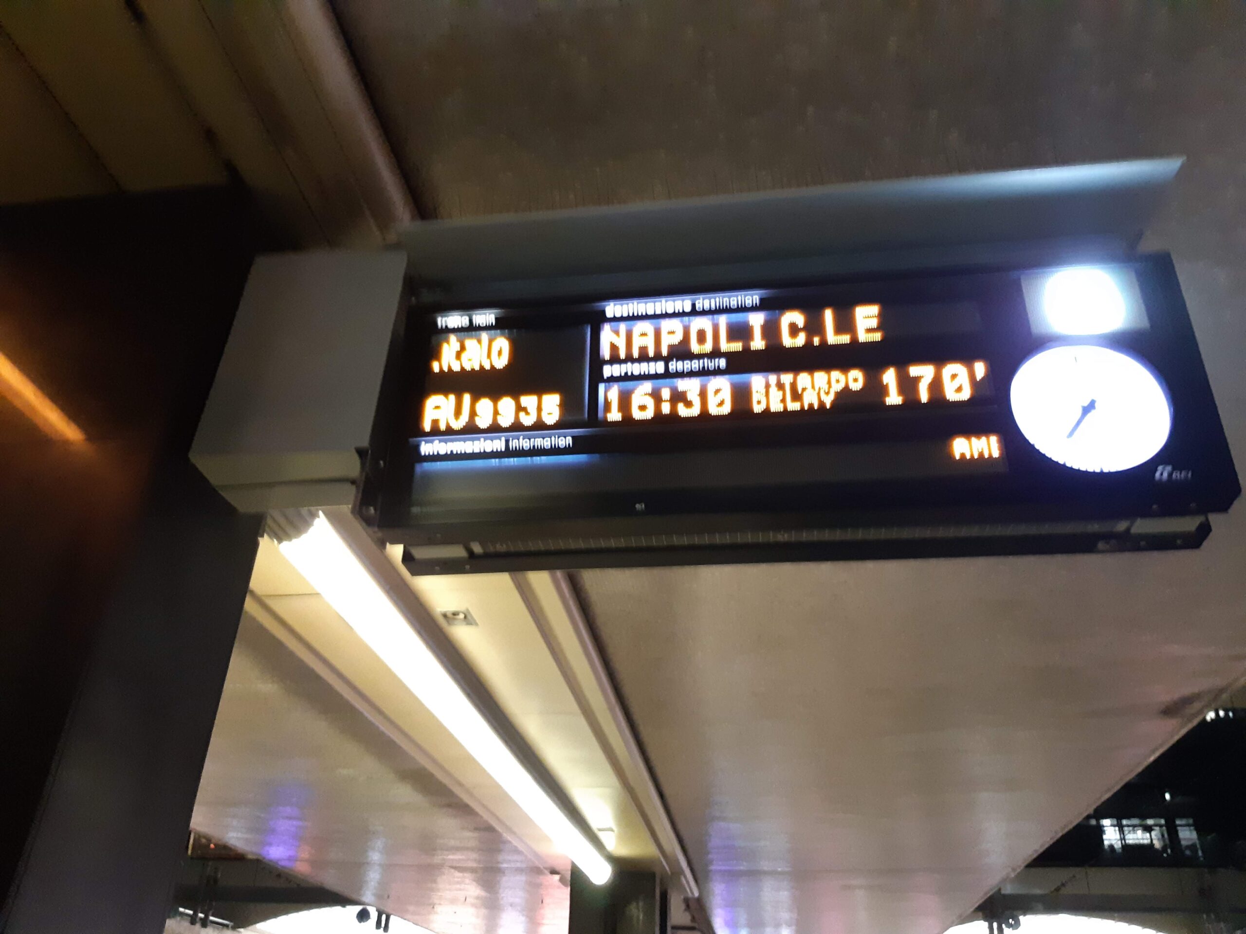 Immagine di un tabellone luminoso in una stazione ferroviaria.