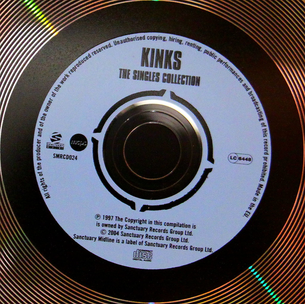 Immagine ravvicinata di un disco in vinile dei Kinks intitolato "The Singles Collection" ((photo: “CD Inner 43” by Mark Morgan Trinidad B is licensed under CC BY 2.0). La musica rock è una filosofia di vita.