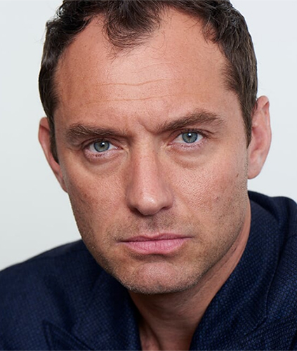 Immagine in primo piano di Jude Law con il volto assorto in una espressione intensa (“File:Jude Law – Headshot.jpg” by Frederic Auerbach is marked with CC BY-SA 3.0). Qui si parla di "Road To Perdition".