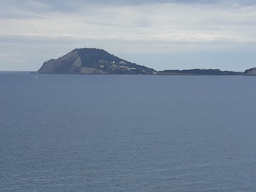 Immagine di Capo Miseno nel Golfo di Pozzuoli. Seguendo una corretta autodisciplina, la mente può divenire calma e stabile come un mare senza onde. Apatheia significa pace mentale, equanimità. Le parole della filosofia rock stoica sono strumenti del lavoro per la cura di sé.