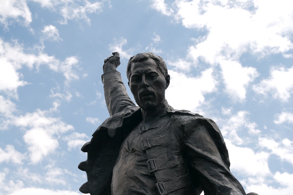 Immagine di una statua che riprende le fattezze di Freddie Mercury ( “Freddie is alive” by mondopiccolo is licensed under CC BY-NC 2.0). La musica rock è una filosofia di vita.