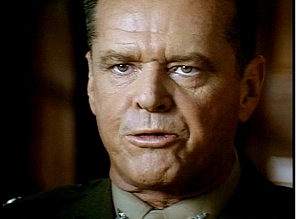 Immagine frontale in primo piano di Jack Nicholson con una divisa militare (“Jack Nicholson, ”A Few Good Men” 1992” by Movie-Fan is marked with CC BY-NC-SA 2.0). Il film è "One Flew Over The Cuckoo's Nest".