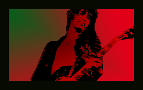 Immagine stilizzata di Jimmy Page con effetti cromatici sul rosso e verde (“Jimmy Page” by Mr Bultitude is licensed under CC BY-NC-ND 2.0). La musica rock è una filosofia di vita.