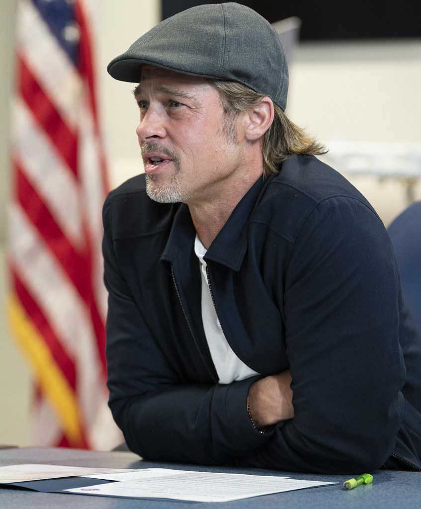 Immagine di Brad Pitt appoggiato a una scrivania e con una coppola in testa (“ISS Downlink with Actor Brad Pitt (NHQ201909160005)” by NASA HQ PHOTO is marked with CC BY-NC-ND 2.0). Qui si parla di "Babel".