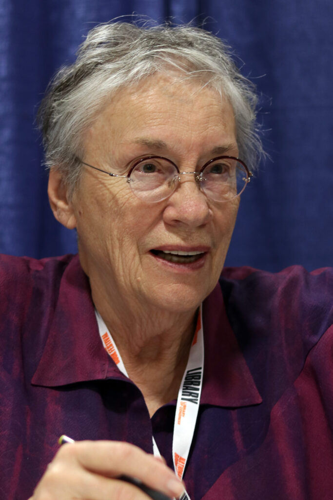 Immagine della scrittrice Annie Proulx (“File:2018-us-nationalbookfestival-annie-proulx.jpg” by Fuzheado is licensed under CC BY-SA 4.0). Fra i suoi libri qui si cita "Brokeback Mountain".