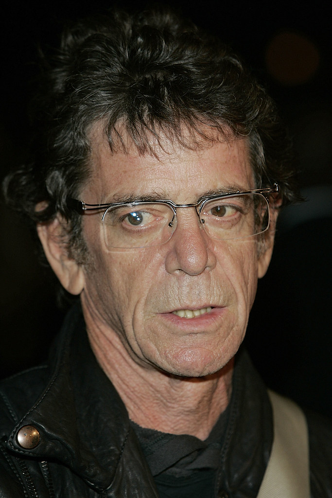 Immagine in primo piano di Lou Reed, non più ragazzino, con occhiali senza montatura inferiore (“Lou Reed” by Mexicaans fotomagazijn is licensed under CC BY-NC 2.0). La musica rock è una filosofia di vita.