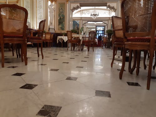 Immagine di un dettaglio di una sala interna del Caffè Gambrinus in Piazza Trieste e Trento a Napoli. Anche in una sala da tè bisogna saper scegliere e non essere scelti. Per esempio, si può "essere scelti" da un dolce o da un drink capaci di catalizzare la nostra attenzione e di orientare i nostri desideri. Foto di Carlo de Blasio. Chi siamo lo dice il nostro desiderio di saper scegliere nel nome di una filosofia di vita rock stoica per la cura di sé.