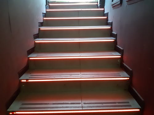Immagine di un dettaglio della scala retroilluminata con cui si accede al night club La Mela in Viale dei Mille a Napoli. Per cambiare prospettiva dobbiamo provare a salire le scale e a uscire dalla scatola delle convenzioni. Foto di Carlo de Blasio. Chi siamo lo dice la nostra attenzione verso le scale capaci di condurre ovunque sia possibile applicare la filosofia di vita rock stoica per la cura di sé.