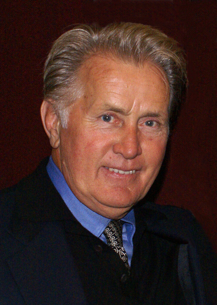 Immagine in primo piano di Martin Sheen sorridente (“File:Sheen, Martin (2008).jpg” by Brian McGuirk from Providence, RI is marked with CC BY-SA 2.0). Il film è "Trash".