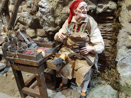 Immagine di una statuina del presepe napoletano raffigurante un calzolaio all'opera, seduto, al suo banchetto da lavoro. L'umiltà è una forma di ricchezza non di povertà: è la ricchezza di un'anima sempre disponibile a imparare. Foto di Carlo de Blasio. Cosa pensiamo (dell'umiltà) è molto importante nella filosofia di vita rock stoica per la cura di sé.