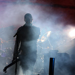 Immagine tipica di un rock show. Filosofia socratica per una vita rock significa usare testi, musiche e concetti filosofici come attrezzi mentali per lavorare su sé stessi e vivere controcorrente. The photo "Pendulum Future Music Festival 2011" by Eva Rinaldi Celebrity Photographer is licensed under CC BY-SA 2.0.