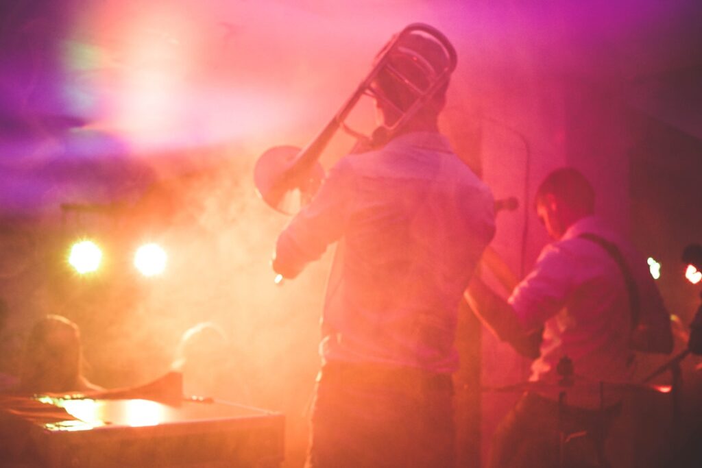 Immagine ripresa di spalle di una session musicale in pieno svolgimento. Filosofia di vita rock stoica è rapportarsi ai testi delle songs più intense, autentiche e sconvolgenti. Photo by Lucas Allmann.