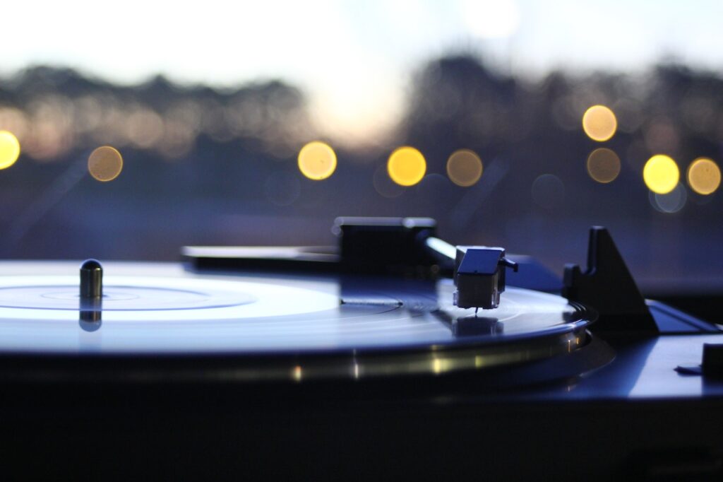 Immagine in primo piano di un giradischi con un disco in vinile e una puntina poggiata al termine della seconda traccia. Filosofia di vita rock stoica è consegnarsi ai versi di poesie e canzoni in cerca di suggestioni e ispirazioni. Photo by Bob Clark.