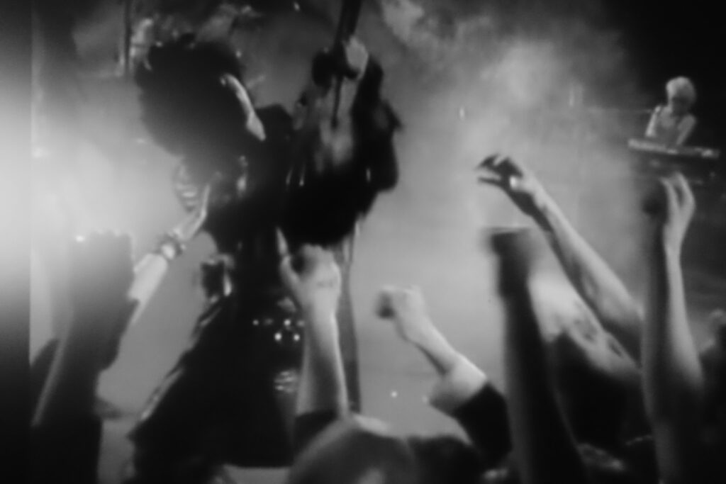 Immagine in b/n di un concerto rock.