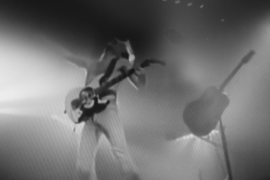 Immagine in b/n di un chitarrista rock.