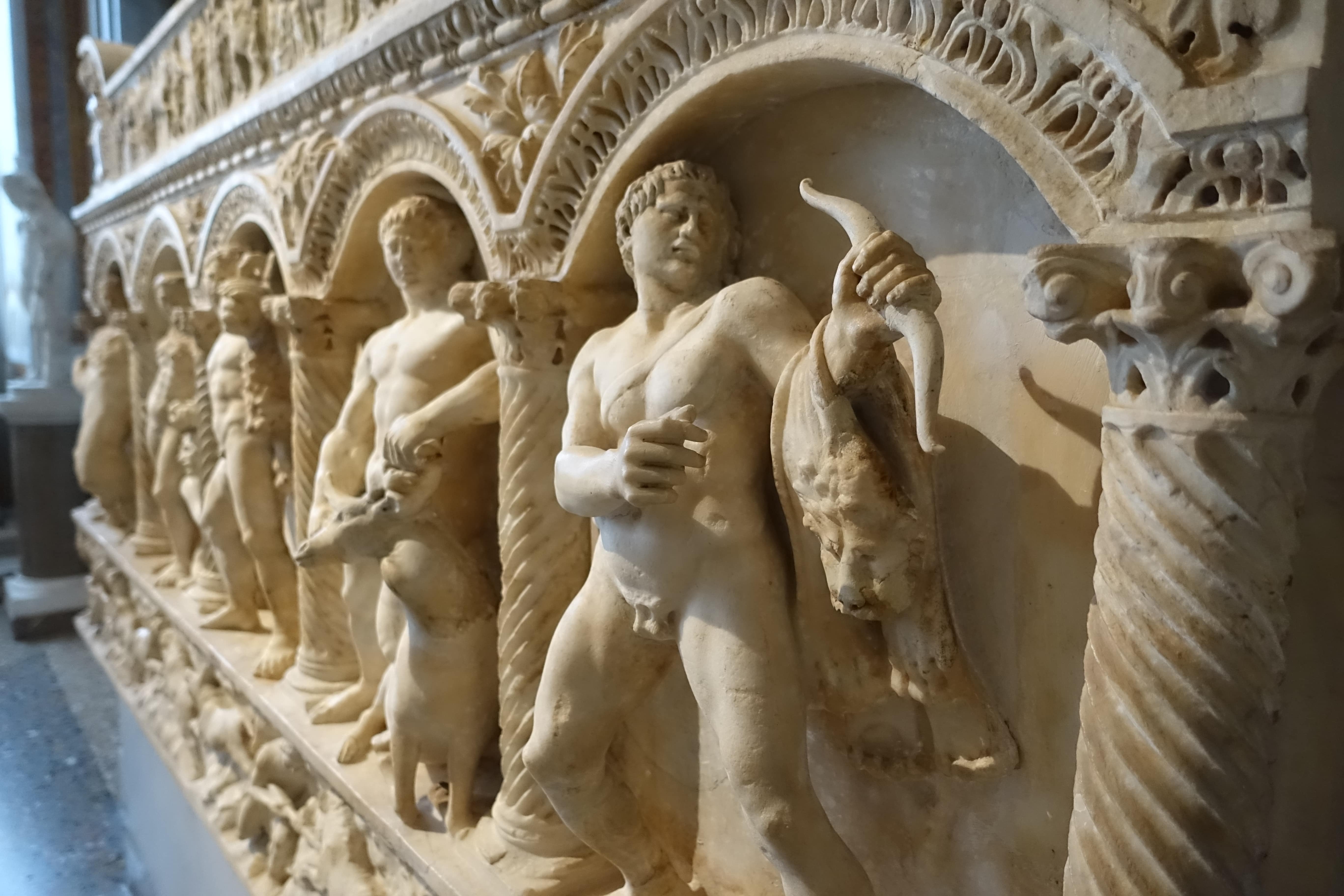 Arte Romana - Sarcofago a colonne con le imprese di Eracle,. (Galleria Borghese, Roma). Foto di Carlo de Blasio.