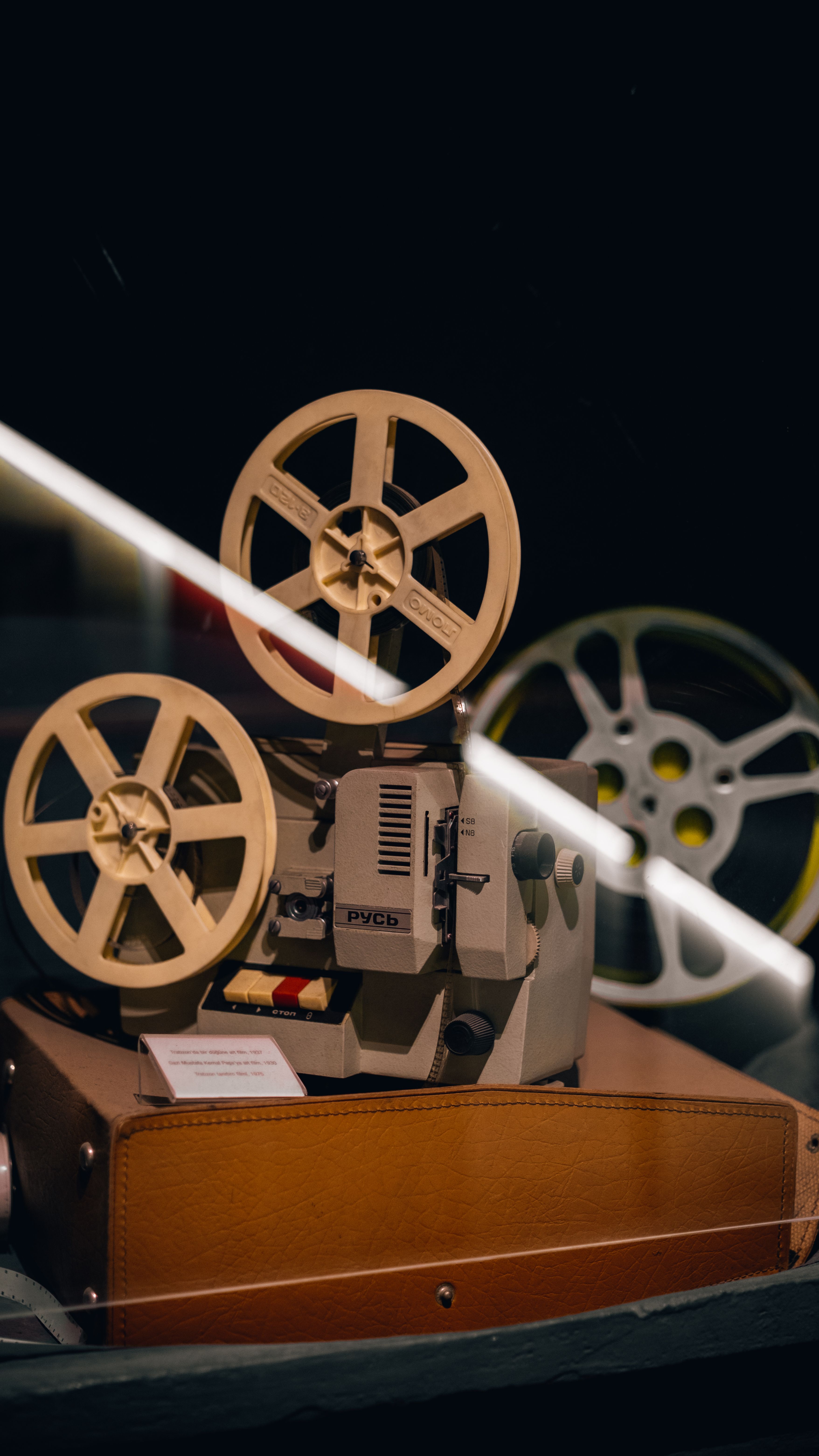 Cinema P-S è una sezione di sokratiko.it caratterizzata dall'immagine di alcune bobine cinematografiche e di un proiettore.